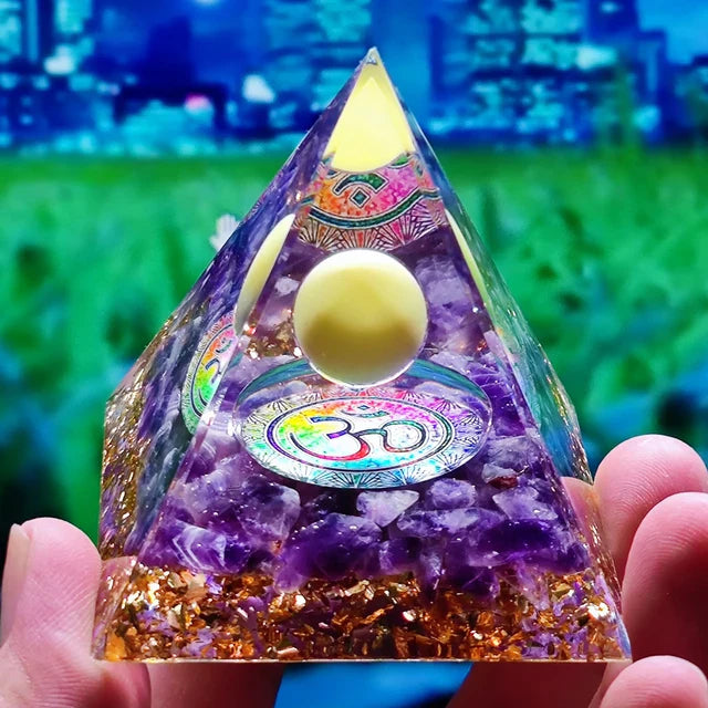 Norvo | Amethyst Peridot Orgone Pyramide - Energigenerator Krystall Reiki Chakra Orgonitt Meditasjonsverktøy