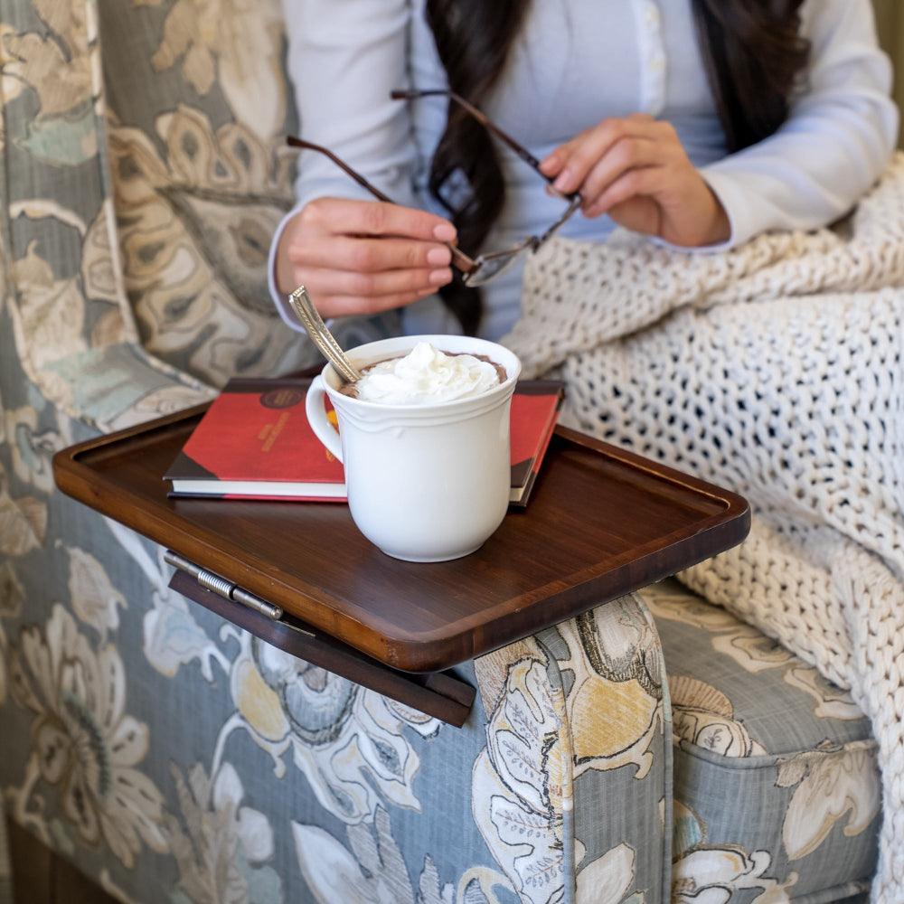 Norvo | SofaMate – Justerbart sofa armlene brett for drikke, snacks og fjernkontrolloppbevaring