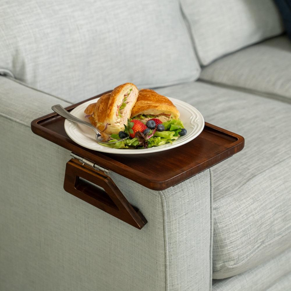 Norvo | SofaMate – Justerbart sofa armlene brett for drikke, snacks og fjernkontrolloppbevaring