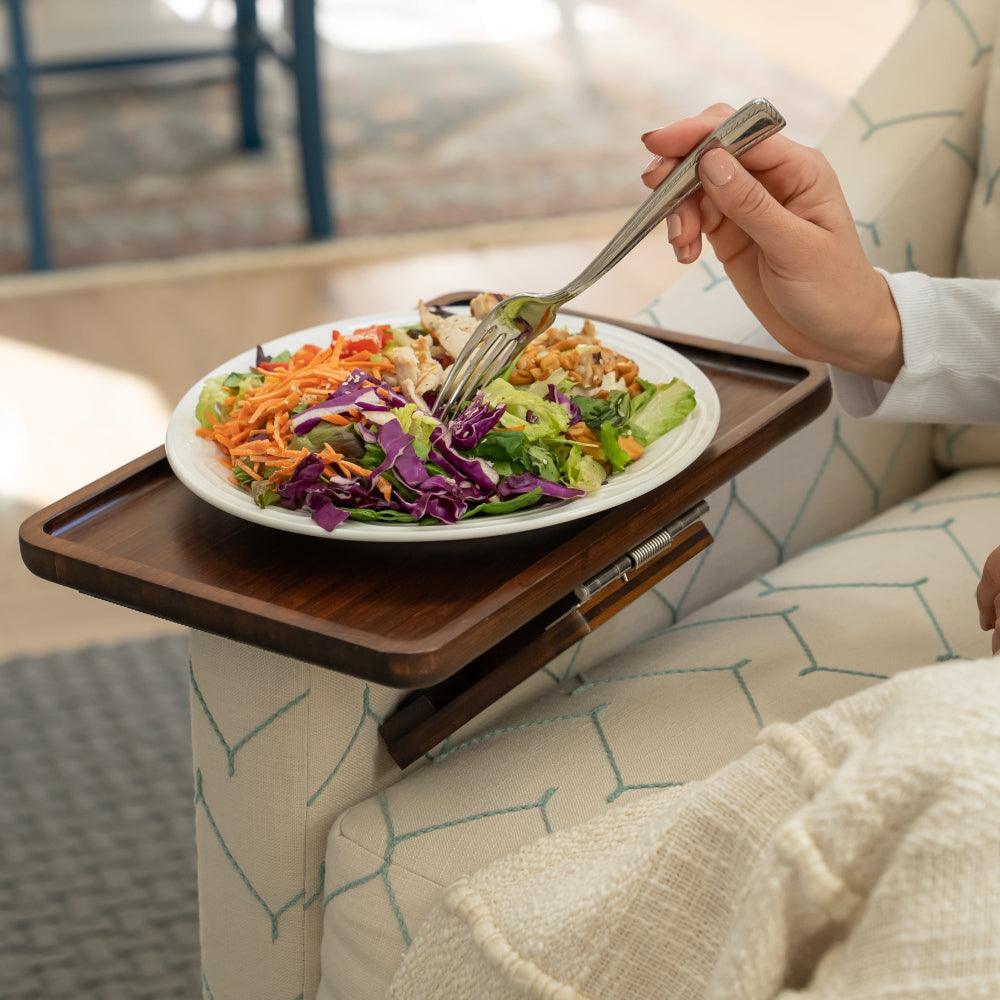 Norvo | SofaMate – Justerbart sofa armlene brett for drikke, snacks og fjernkontrolloppbevaring