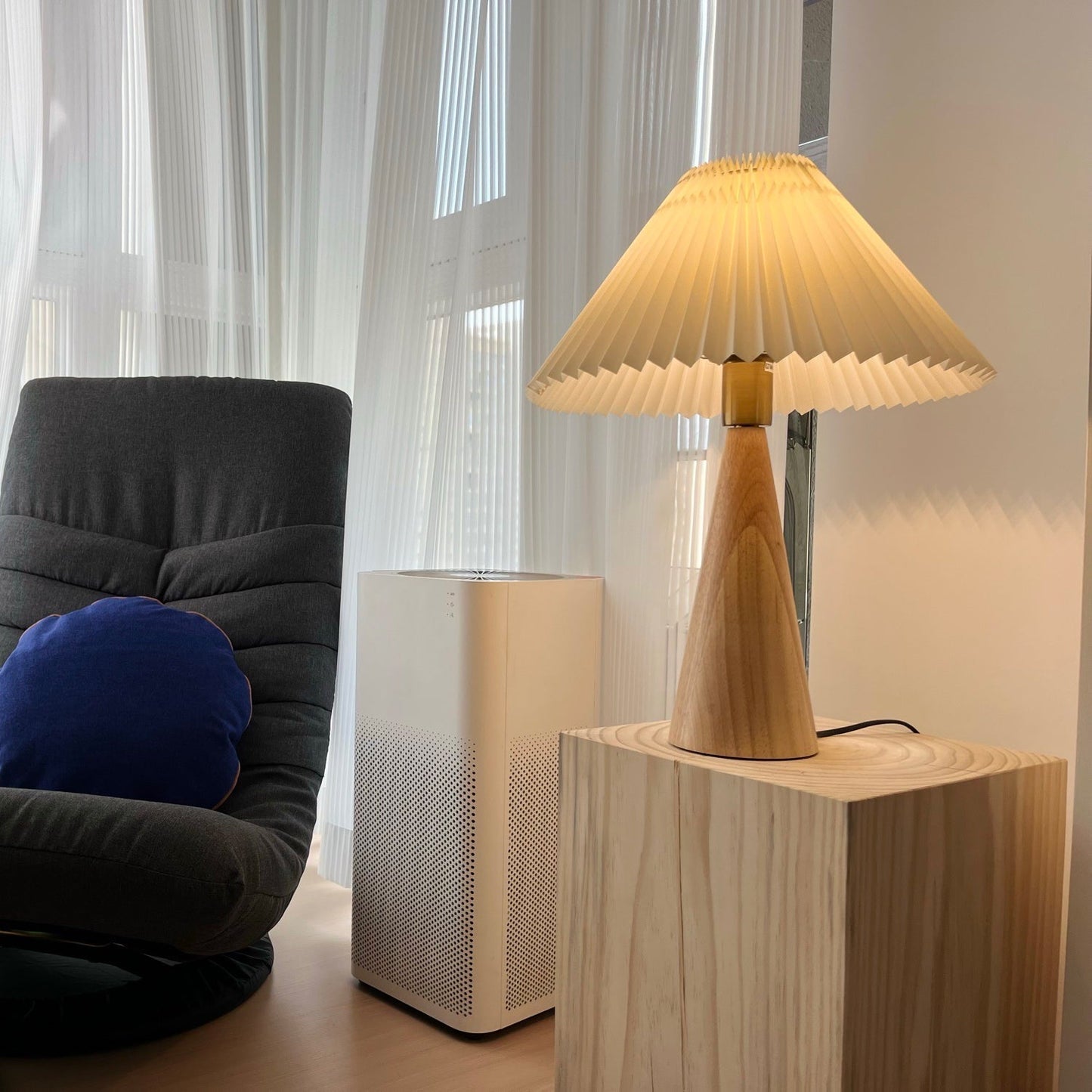 Norvo | AntiqueRadiance – Elegant Tre og Metall Bordlampe