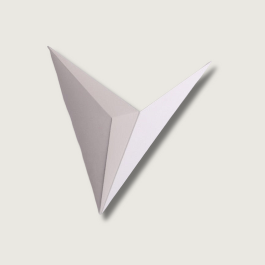 Norvo | TriGlow – Triangulær Vegglampe for Sleek, Moderne Belysning