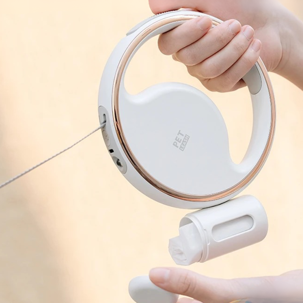 Norvo | AutoLeash Light – Automatisk hundebånd med LED og søppelbaneholder for trygge turer