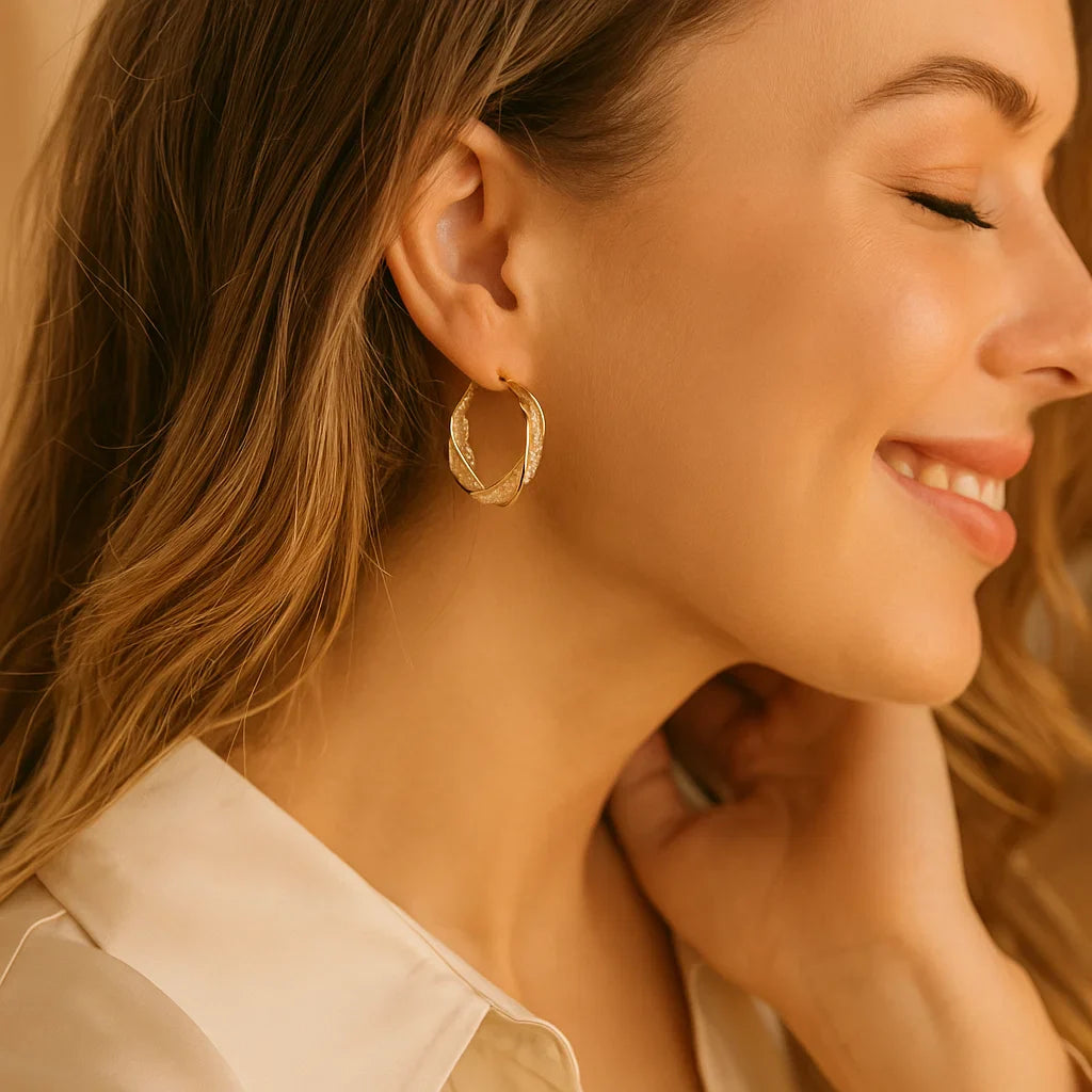 Norvo | Elegant Gullfargede Vridd Øreringer med Nettmønster