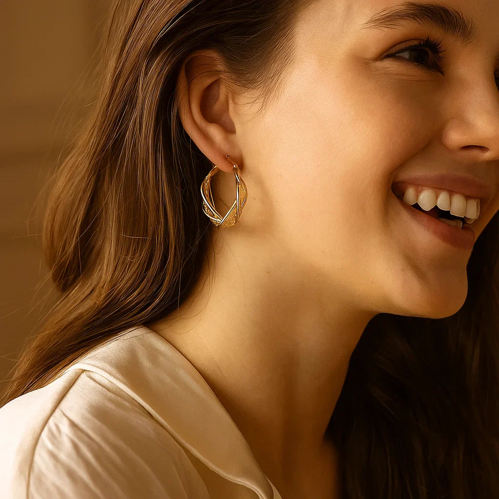 Norvo | Elegant Gullfargede Vridd Øreringer med Nettmønster