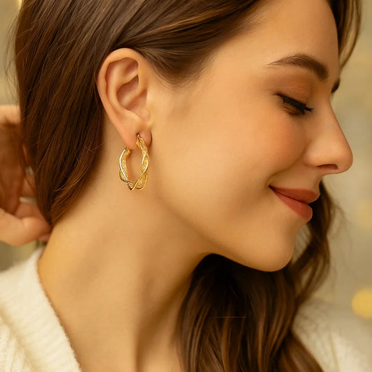 Norvo | Elegant Gullfargede Vridd Øreringer med Nettmønster