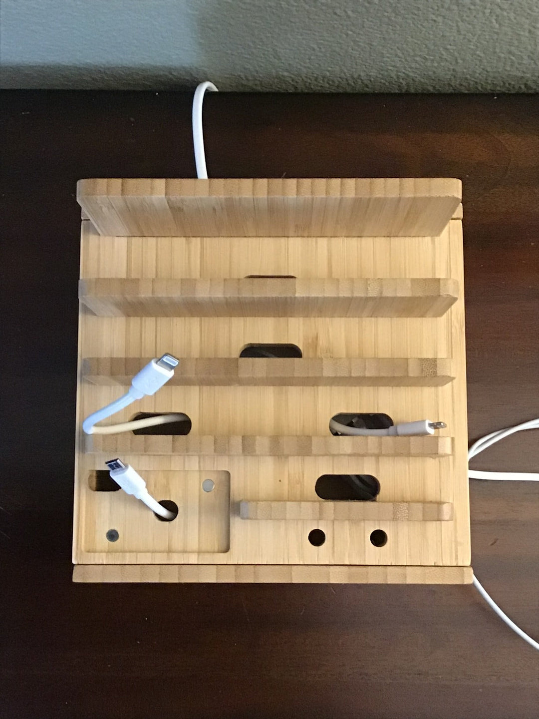 Norvo | Tekavo ChargeDock LadeStasjon laget av Bambus | 5-Port USB & Organizer | For Smarttelefon, Nettbrett & Smartklokke | Inkl. Kabelsett