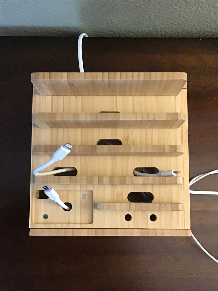 Norvo | Tekavo ChargeDock LadeStasjon laget av Bambus | 5-Port USB & Organizer | For Smarttelefon, Nettbrett & Smartklokke | Inkl. Kabelsett