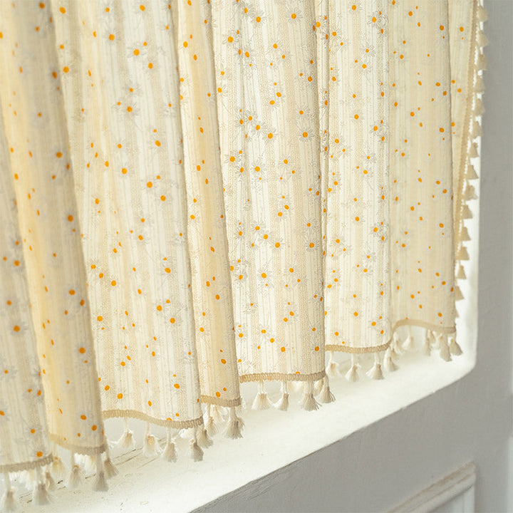 Beige Daisy Pattern Tier Gardin i Bomull Lin Stoff | Norvo