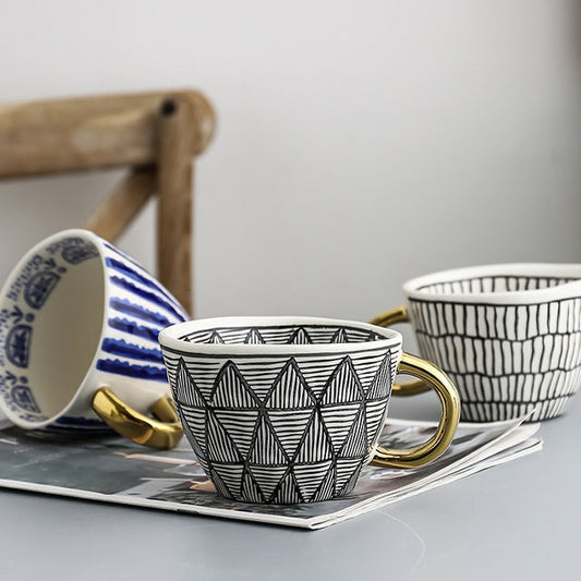 Norvo | Cup med abstrakt geometrisk mønster og gullhåndtak
