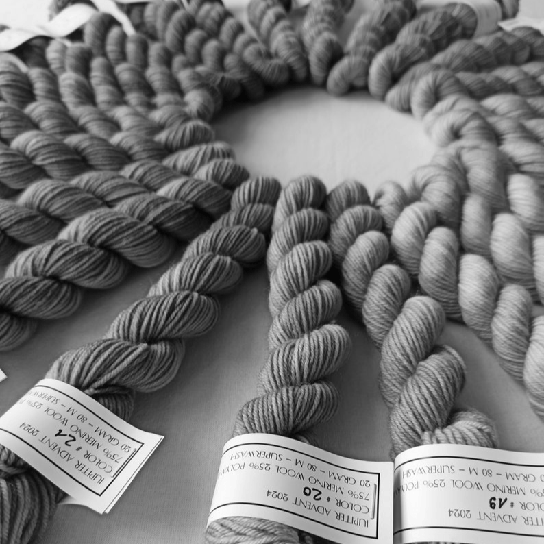 Norvo | WoolMagic – Adventskalender med 24 Ull-Overraskelser – For Strikke- & Hekleentusiaster