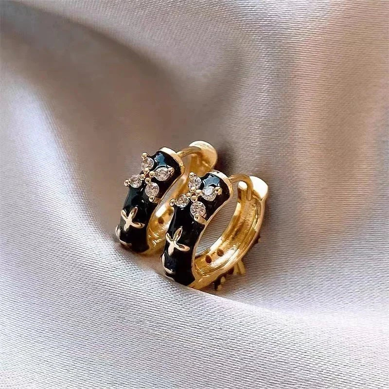 Norvo | Delikate svarte og gull blomster hoop øredobber