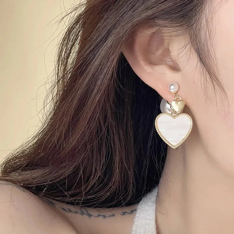 Norvo | Delikat Perle Stud Hjerte Skall Øredobber