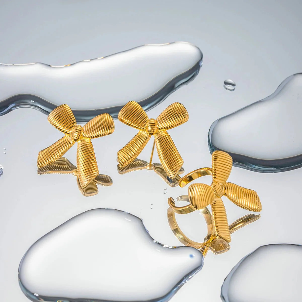 Norvo | Delikat Stripete Sløyfe Elegant Ring og Øredobber