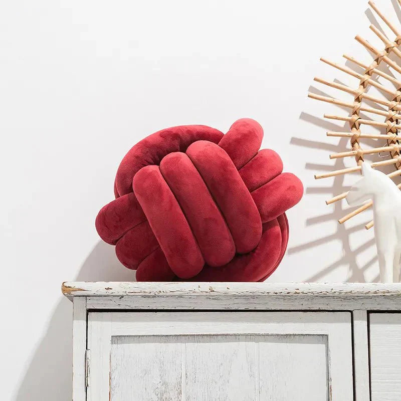 Norvo | Dekorativ, myk pute med knyttet kule i semsket utseende