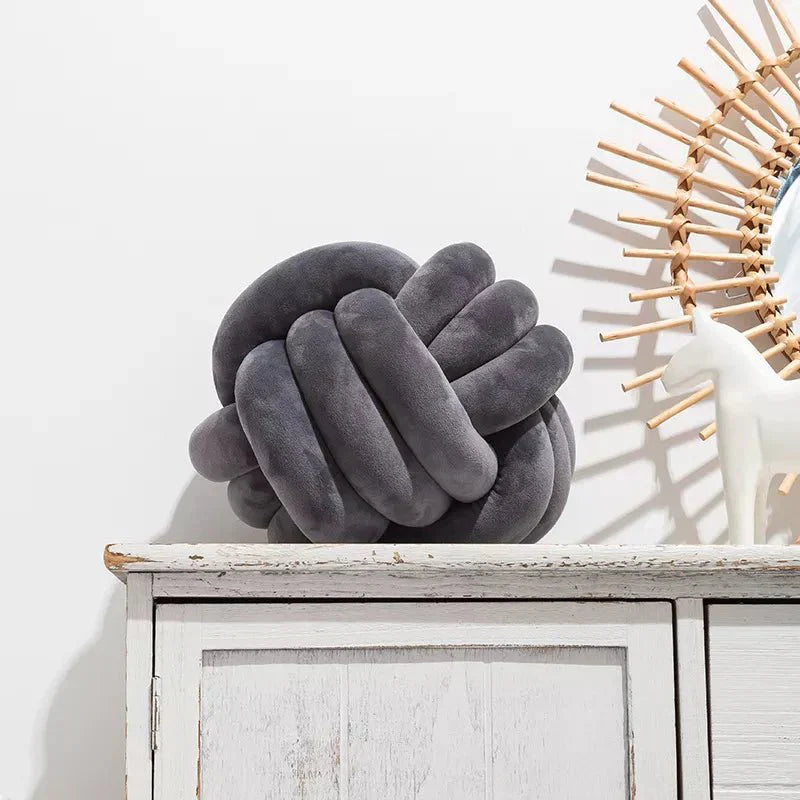 Norvo | Dekorativ, myk pute med knyttet kule i semsket utseende