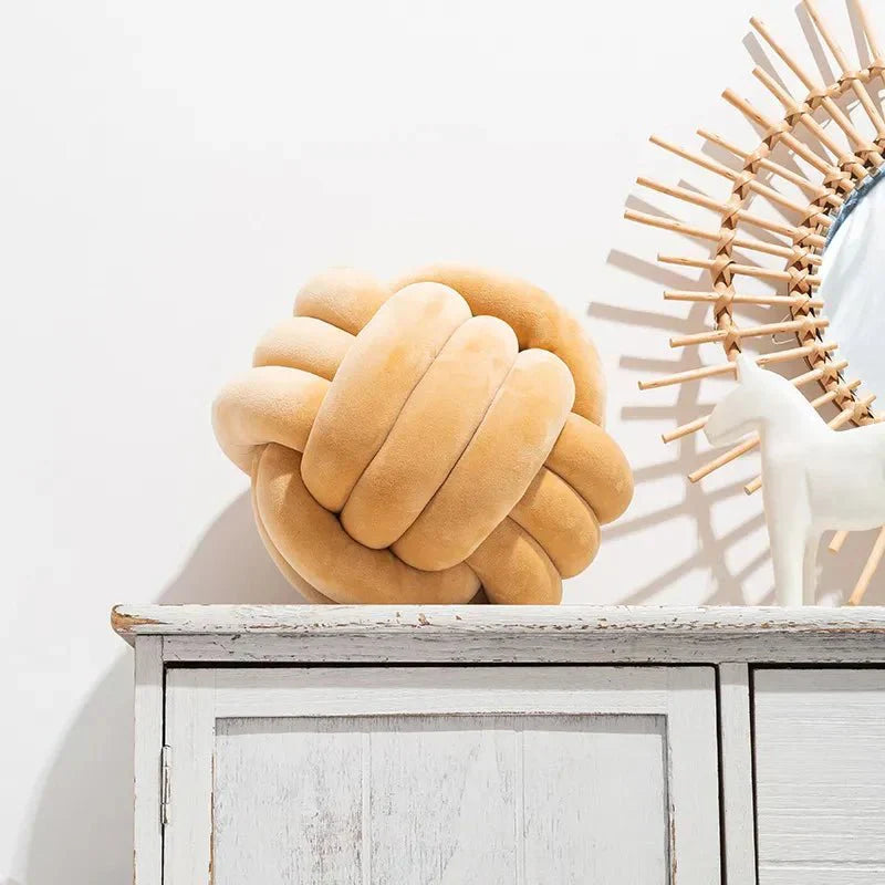 Norvo | Dekorativ, myk pute med knyttet kule i semsket utseende