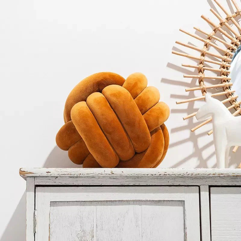 Norvo | Dekorativ, myk pute med knyttet kule i semsket utseende