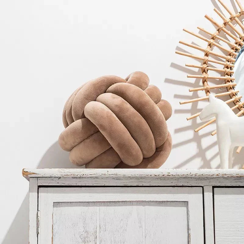 Norvo | Dekorativ, myk pute med knyttet kule i semsket utseende