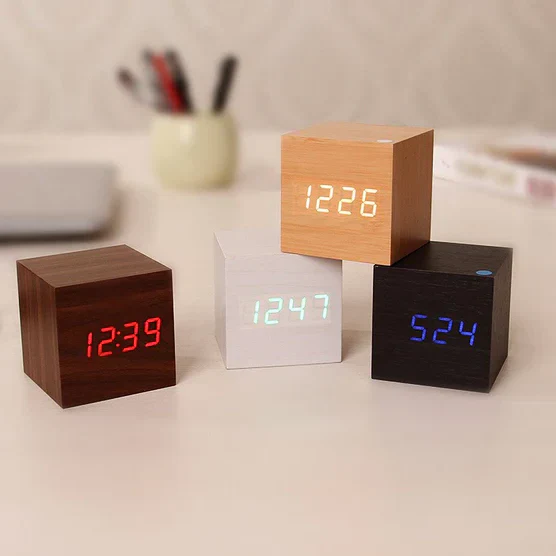 Woodgrain LED Skrivebord Klokke | Norvo