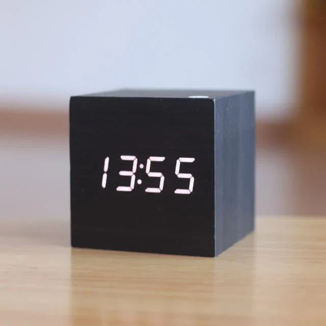 Woodgrain LED Skrivebord Klokke | Norvo