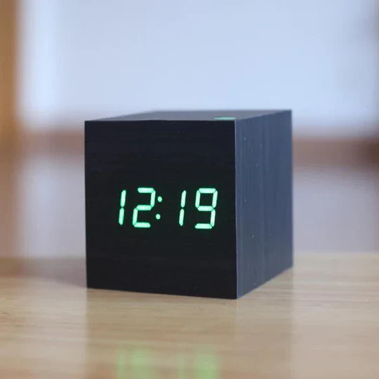 Woodgrain LED Skrivebord Klokke | Norvo