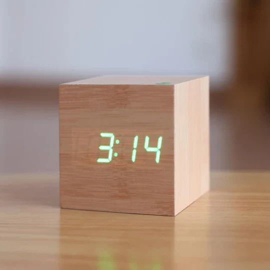 Woodgrain LED Skrivebord Klokke | Norvo