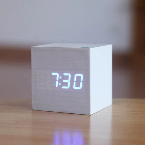Woodgrain LED Skrivebord Klokke | Norvo