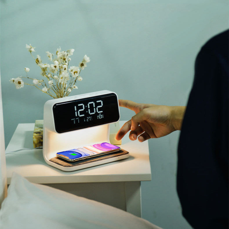 Norvo | 3-i-1 Sengelampe med Trådløs Lader – LCD Vekkerklokke & Berøringsdimmbar LED Bordlampe