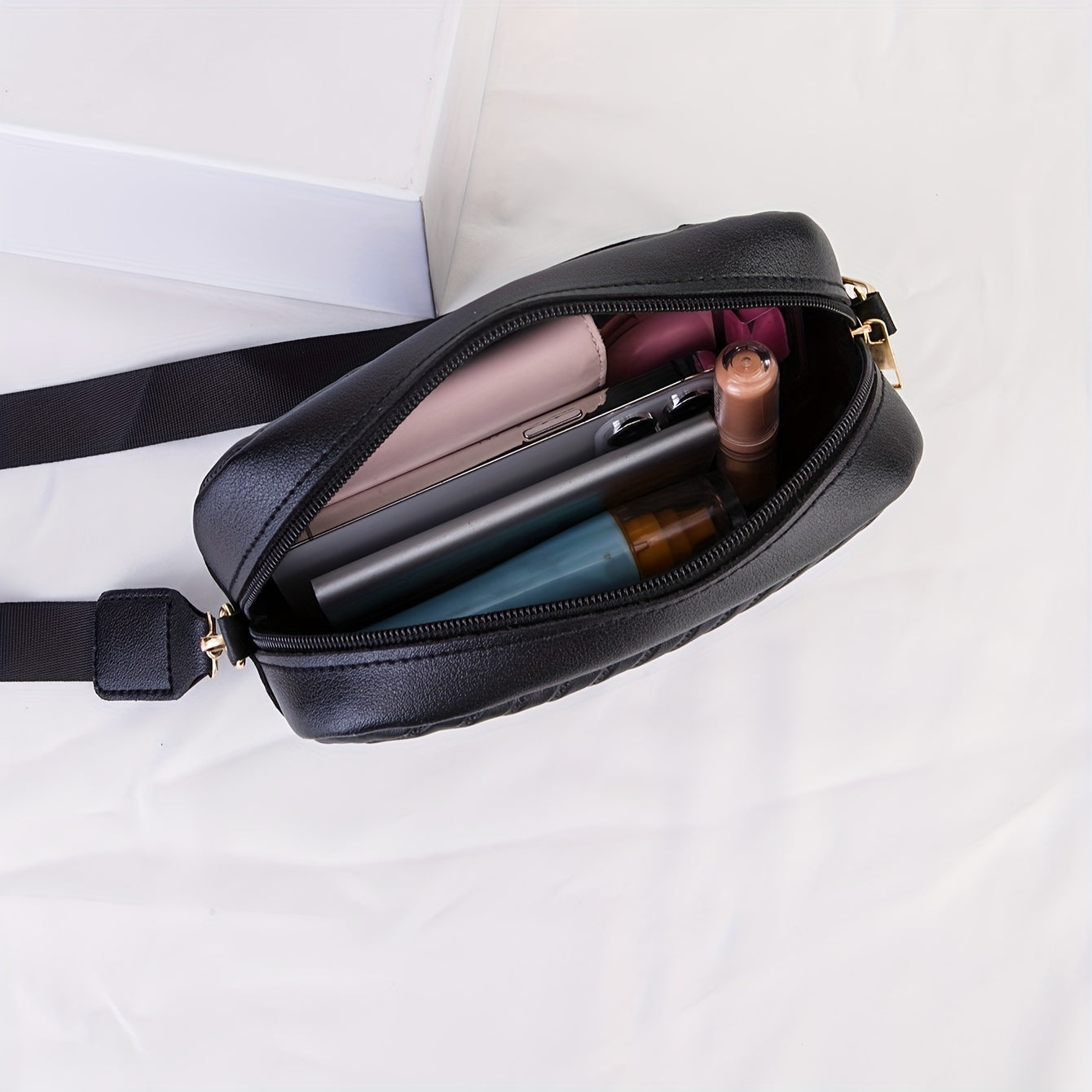 Norvo | NoirGlitz Polstret PU Messenger Bag – Svart Elegant Skulderveske med Paljetter og Avtakbar Stropp