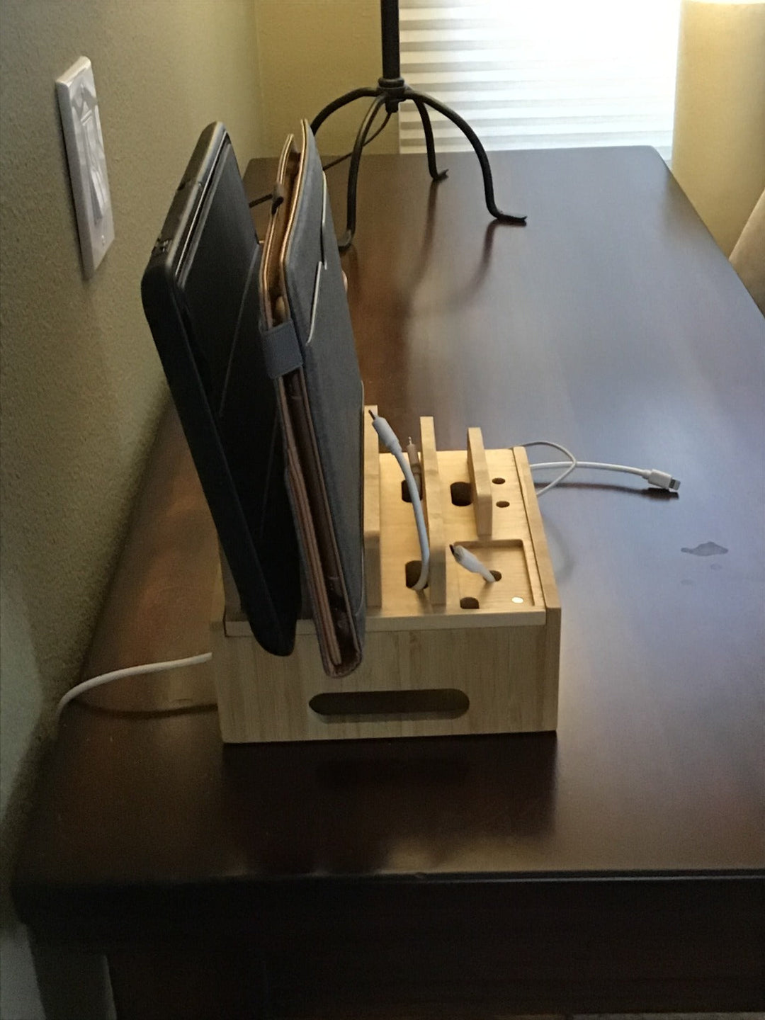 Norvo | Tekavo ChargeDock LadeStasjon laget av Bambus | 5-Port USB & Organizer | For Smarttelefon, Nettbrett & Smartklokke | Inkl. Kabelsett
