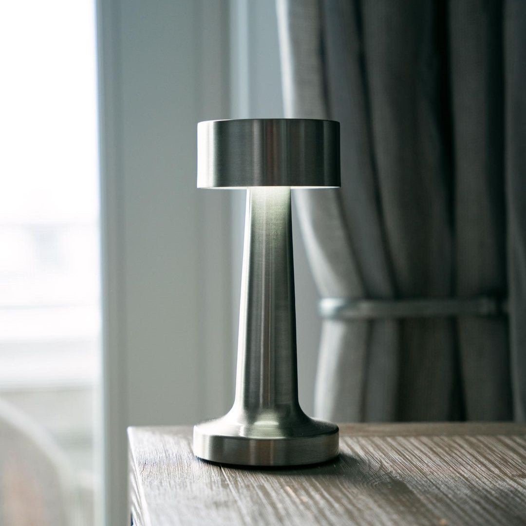 Norvo | LED Bordlampe med Moderne Metalldesign