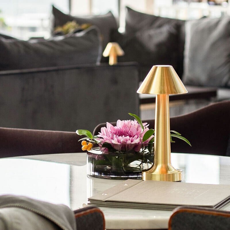 Norvo | LED Bordlampe med Moderne Metalldesign