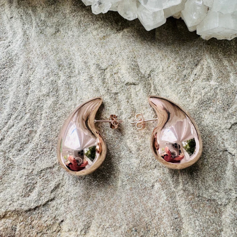 Norvo | Kvinners elegante gulldråpeøredobber | Slank polert design