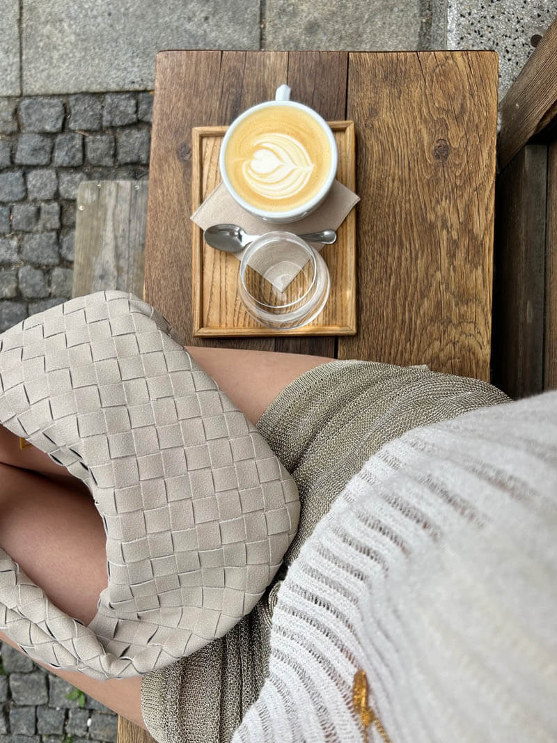 Norvo | Elsa – Stilig Mini Suede Veske med Vevd Knute Design & Gull Detaljer