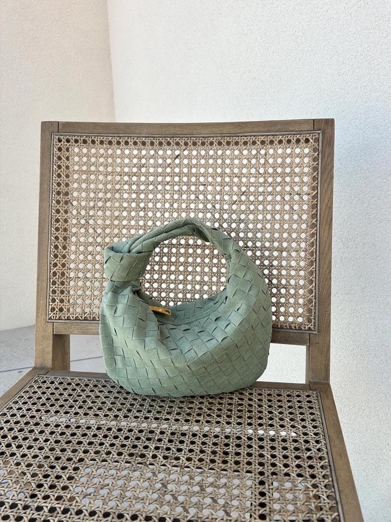 Norvo | Elsa – Stilig Mini Suede Veske med Vevd Knute Design & Gull Detaljer