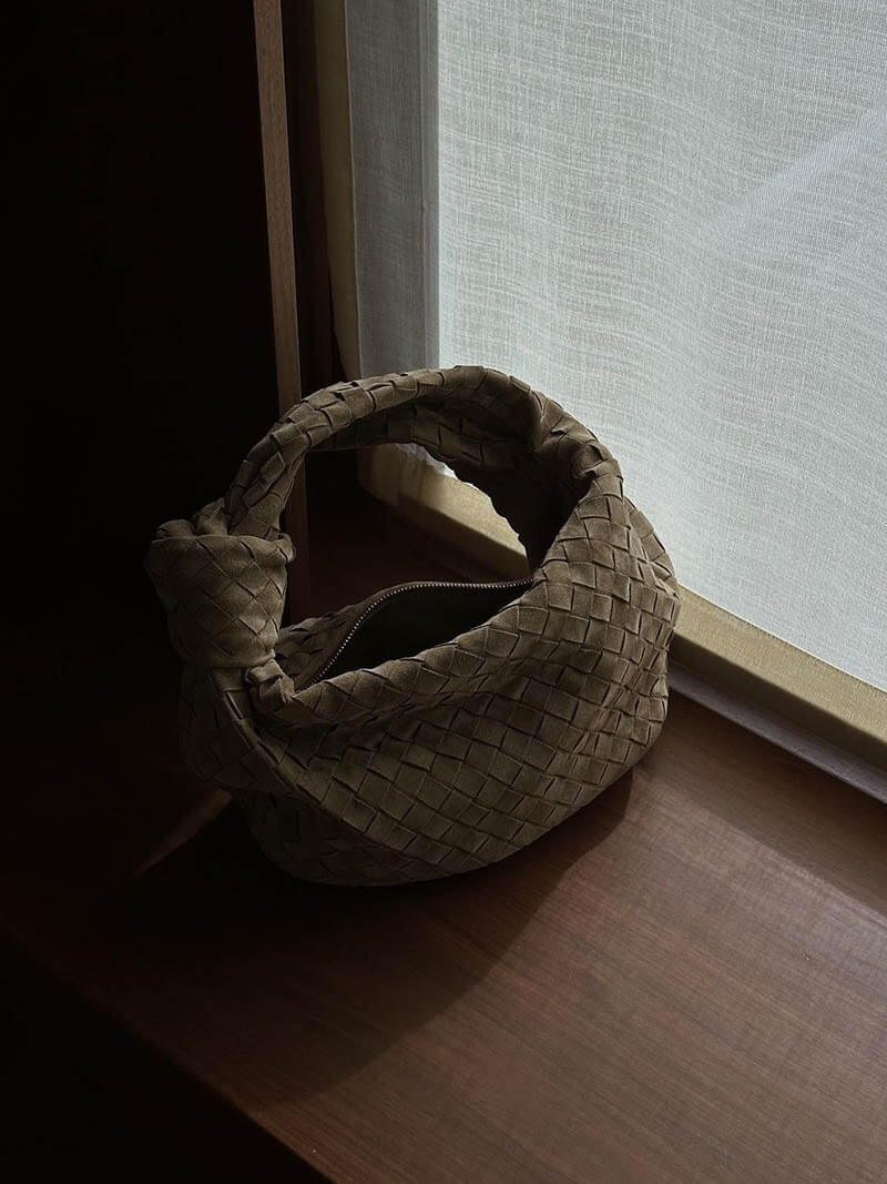 Norvo | Elsa – Stilig Mini Suede Veske med Vevd Knute Design & Gull Detaljer