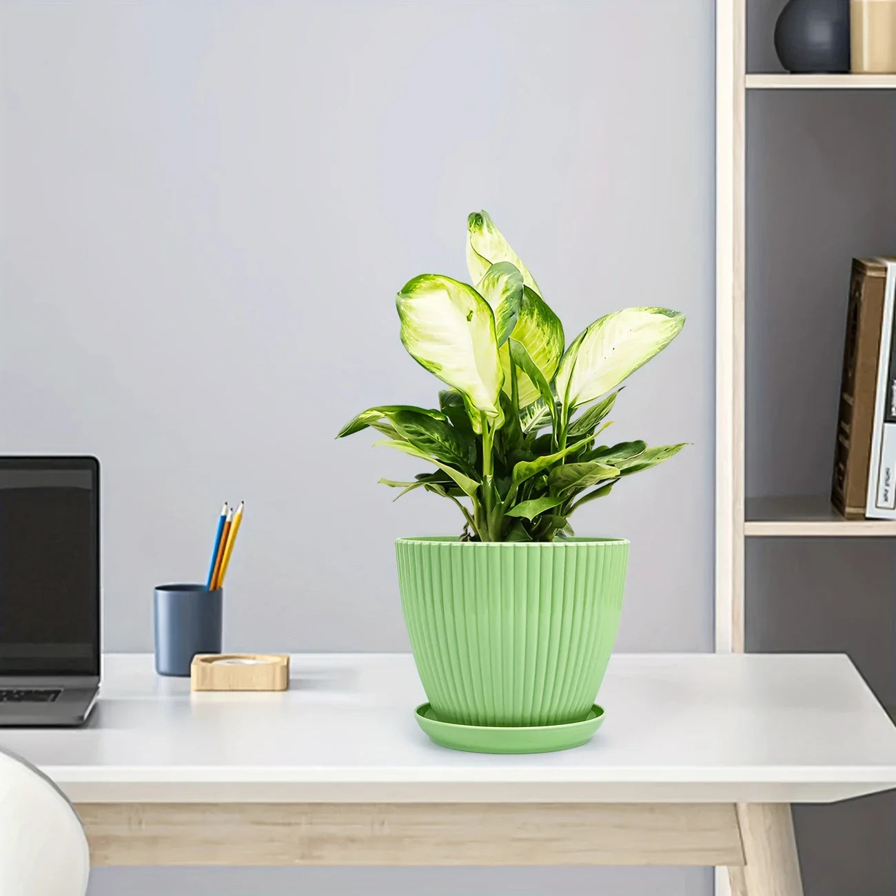 Norvo | Blomsterpotte med sporstruktur og skål – Robust plastpotte for planter