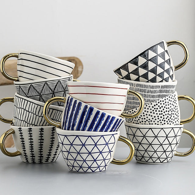 Norvo | Cup med abstrakt geometrisk mønster og gullhåndtak