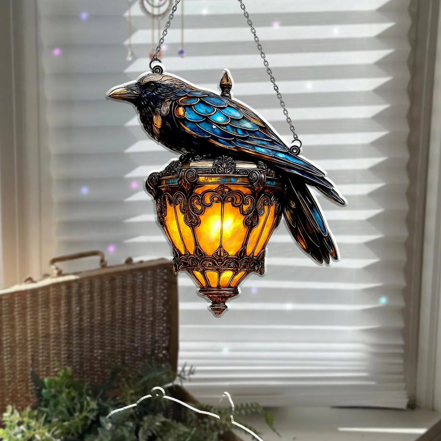 Norvo | Crow Pendant Lantern | Håndmalt Gotisk Dekor | Amber Glass & Metall Hengende Lys