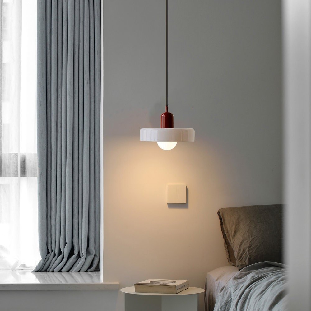 Norvo | Bauhaus Farget Glasspendellampe for Moderne Interiører