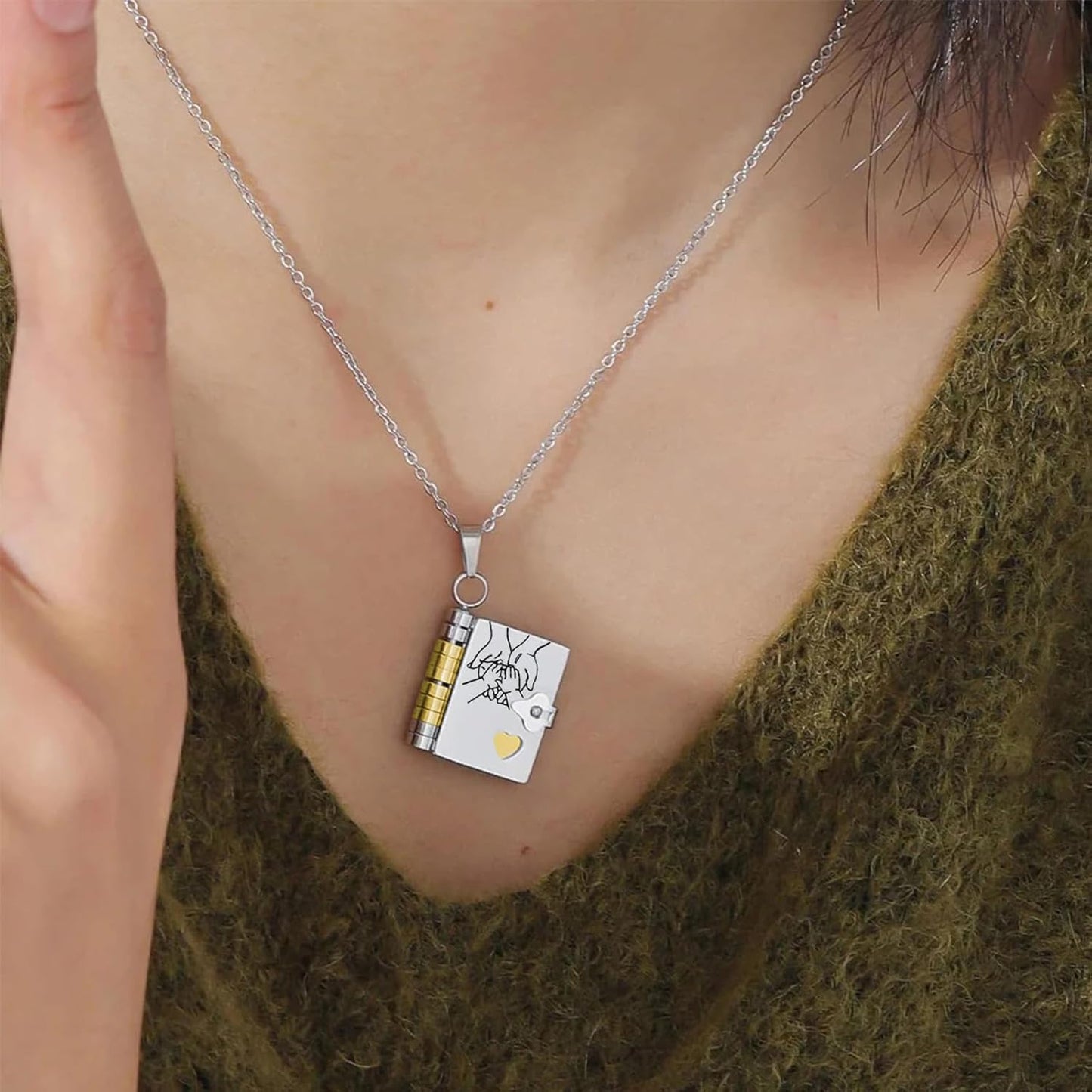 Norvo | Minne Bokhanger Smykke – Symbolsk Smykker med Kjærlig Budskap