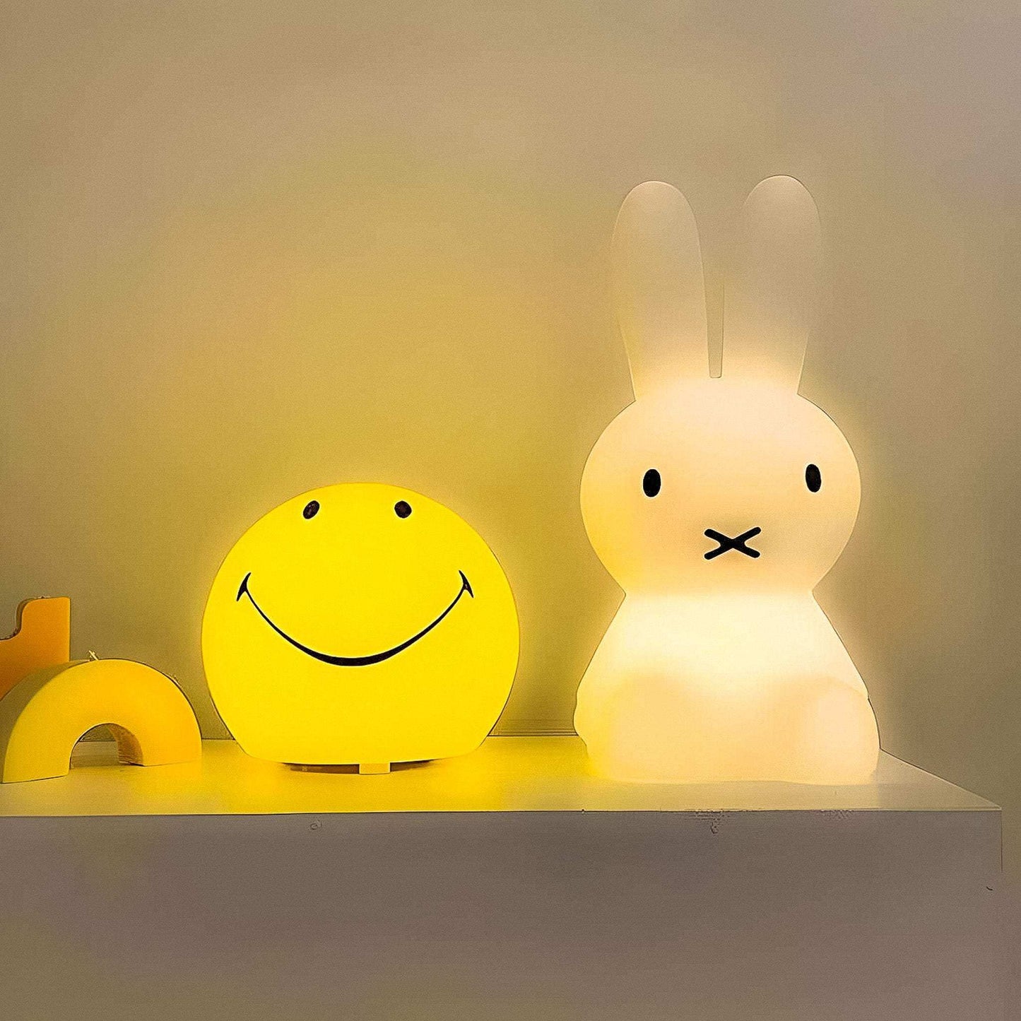 Norvo | SmileyGlow Nattlampe | Dimmbar LED Sengelys med Moderne Design & Varm Atmosfære