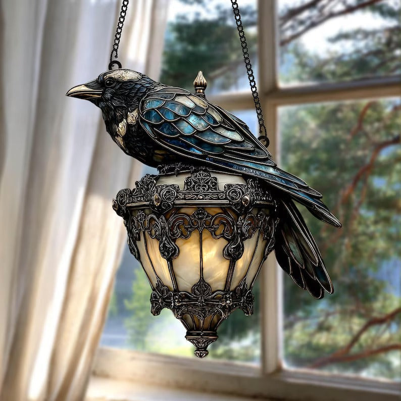 Norvo | Crow Pendant Lantern | Håndmalt Gotisk Dekor | Amber Glass & Metall Hengende Lys