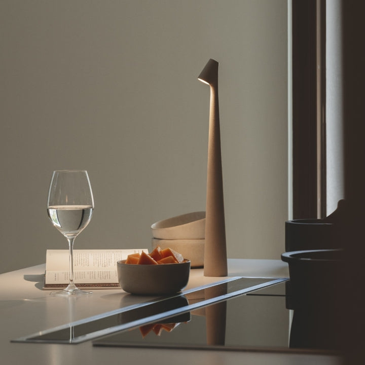 Norvo | Skulpturell Bordlampe Trådløs LED Lampe Solid Aluminiums 10000mAh Batteri 3-Nivå Dimming CRI 90 USB-C Ladekontakt Varm Hvit 2700K