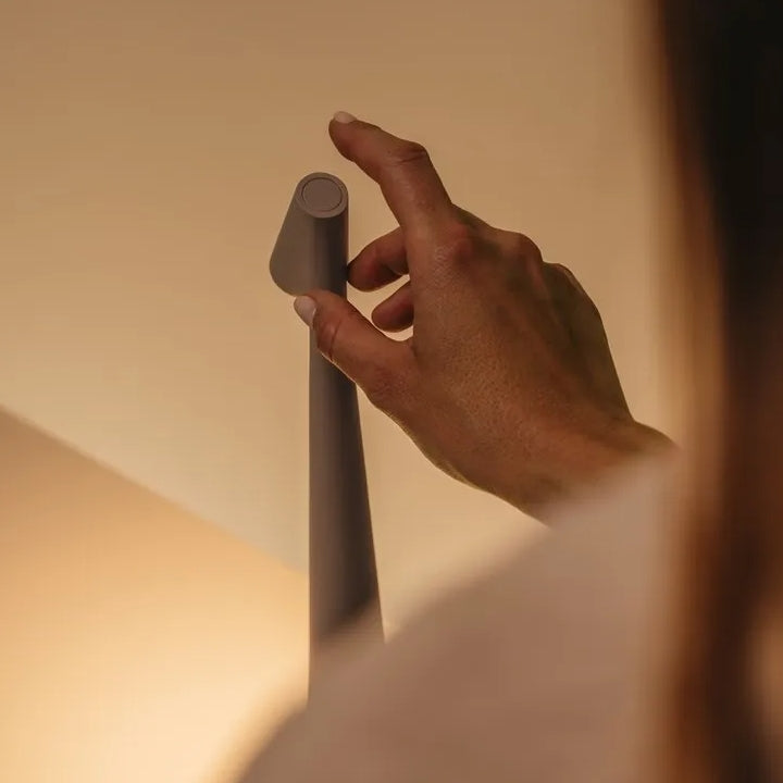 Norvo | Skulpturell Bordlampe Trådløs LED Lampe Solid Aluminiums 10000mAh Batteri 3-Nivå Dimming CRI 90 USB-C Ladekontakt Varm Hvit 2700K