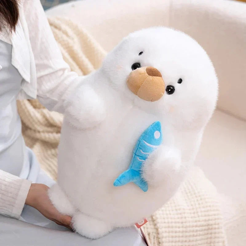 Norvo | Mochi Seal Plushie med Fisk