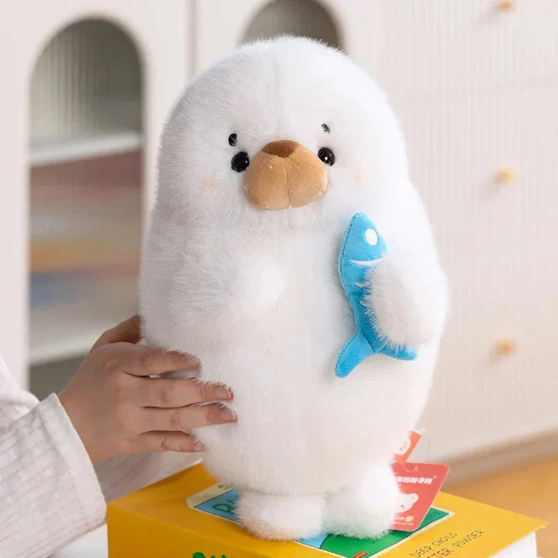 Norvo | Mochi Seal Plushie med Fisk