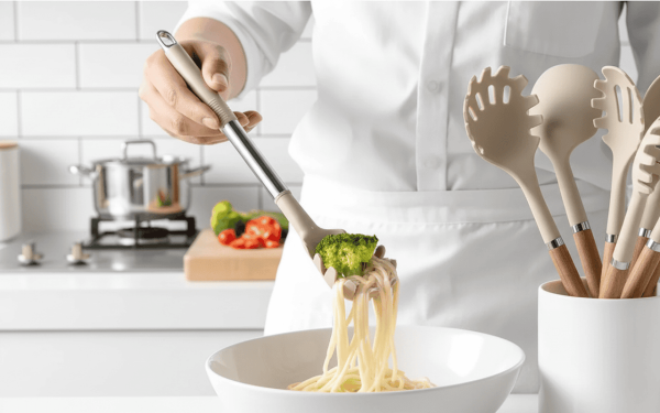 Norvo | KITCHENORA – Komplett redskapssett med silikonhoder og tre-lignende håndtak