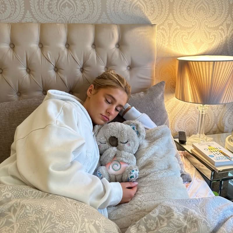 Norvo | CalmBuddy Beroligende Koala – Beroligende Pust Kosedyr med Hjerterytme Lyd (30 cm)